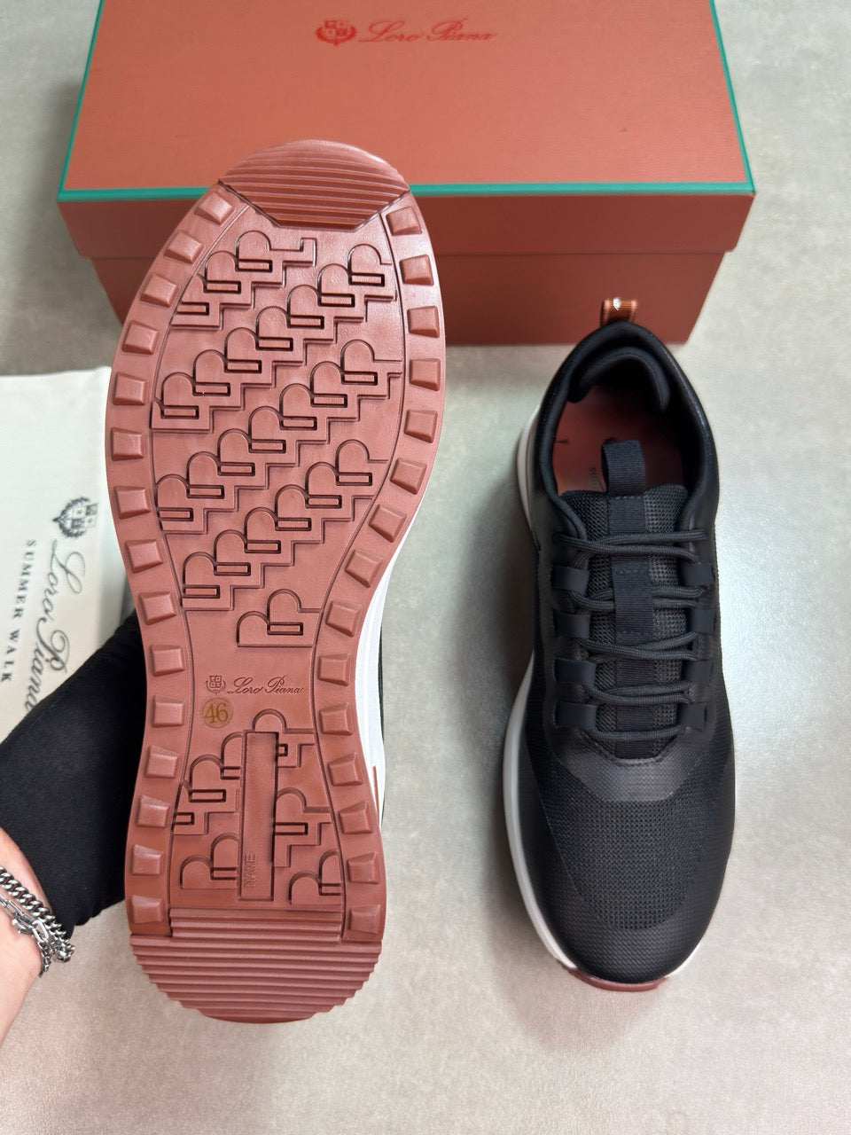 Loro all black leather