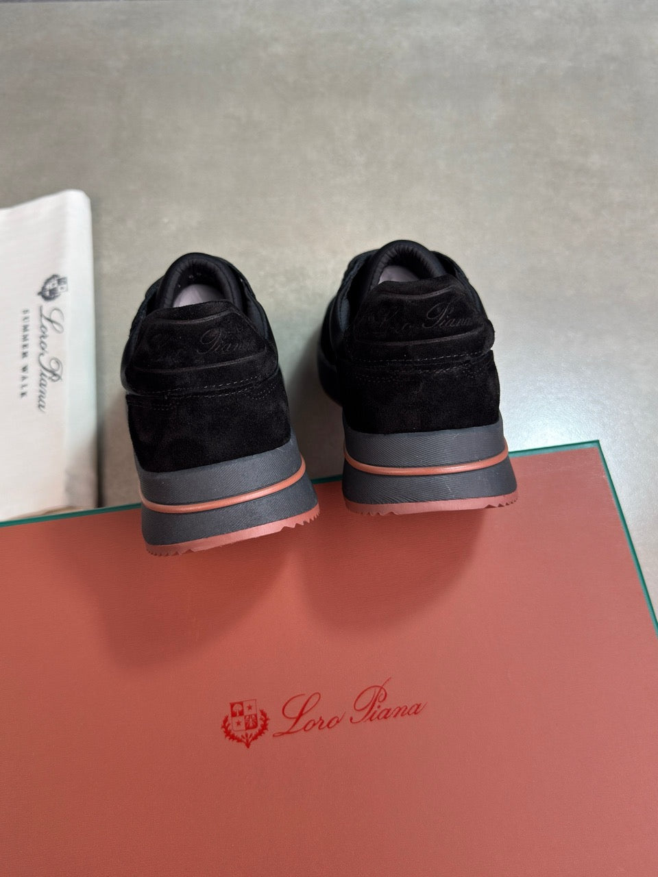 Loro all black