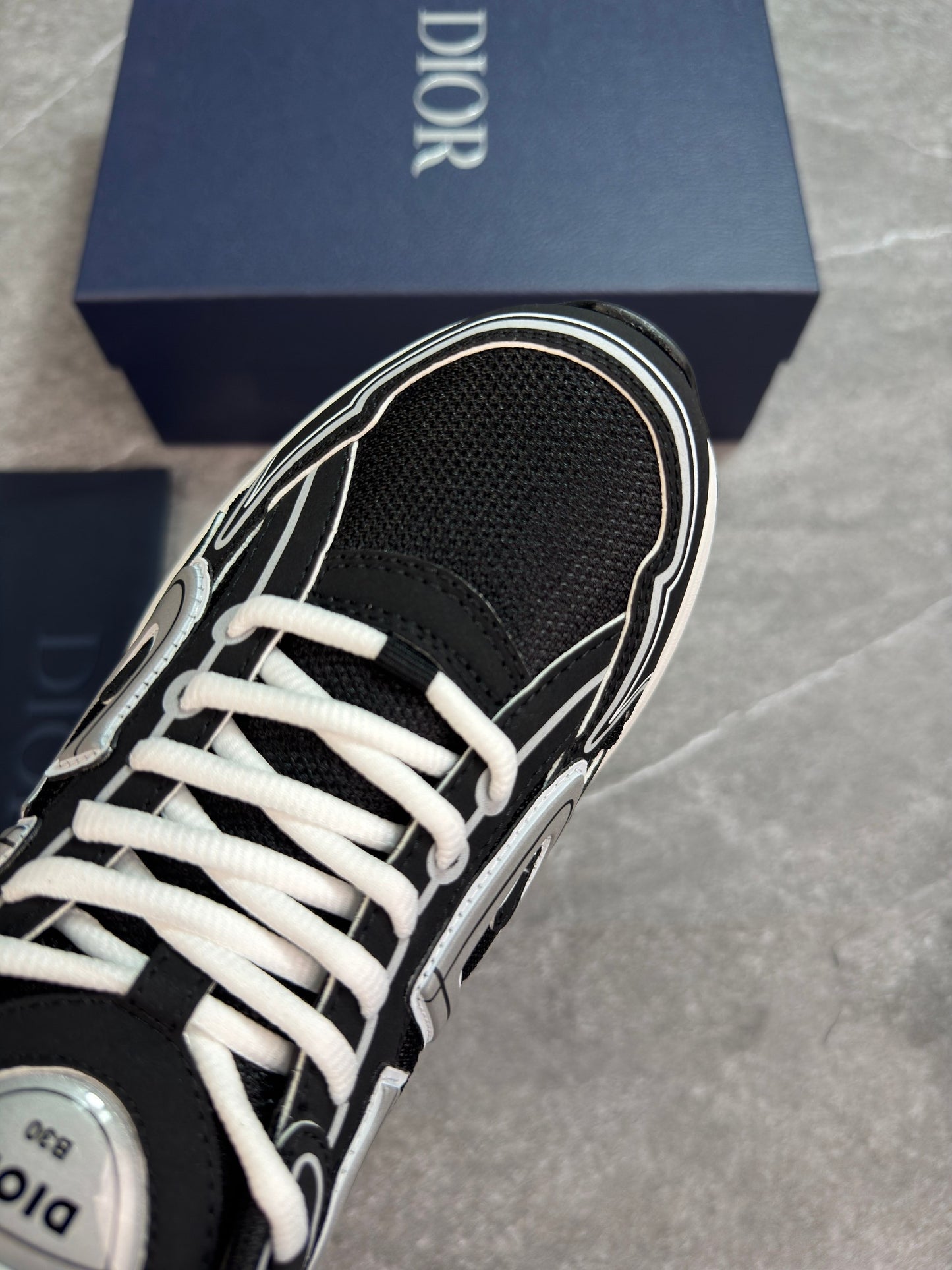 B30 white & black