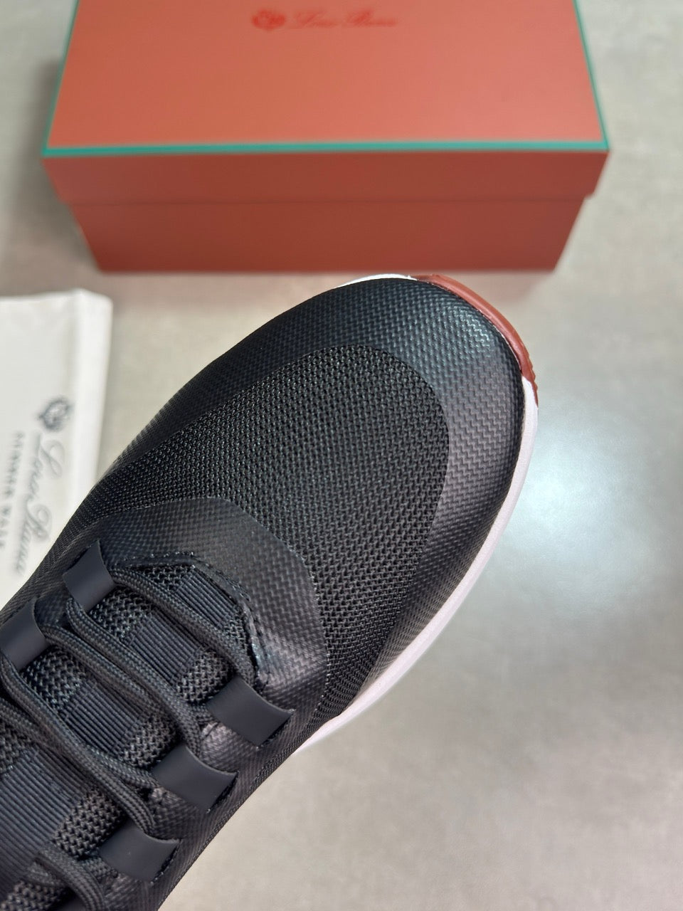 Loro all black leather