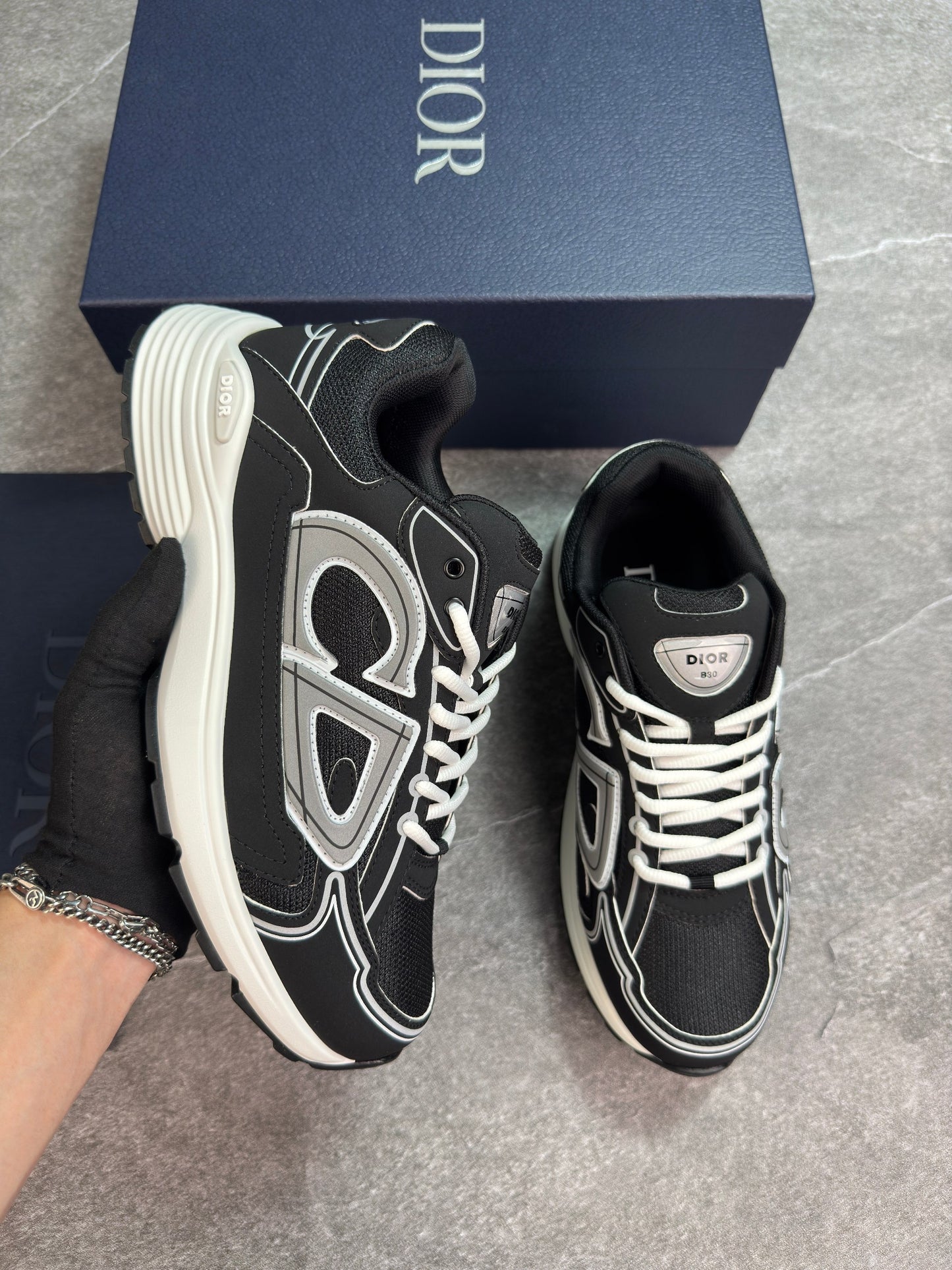 B30 white & black