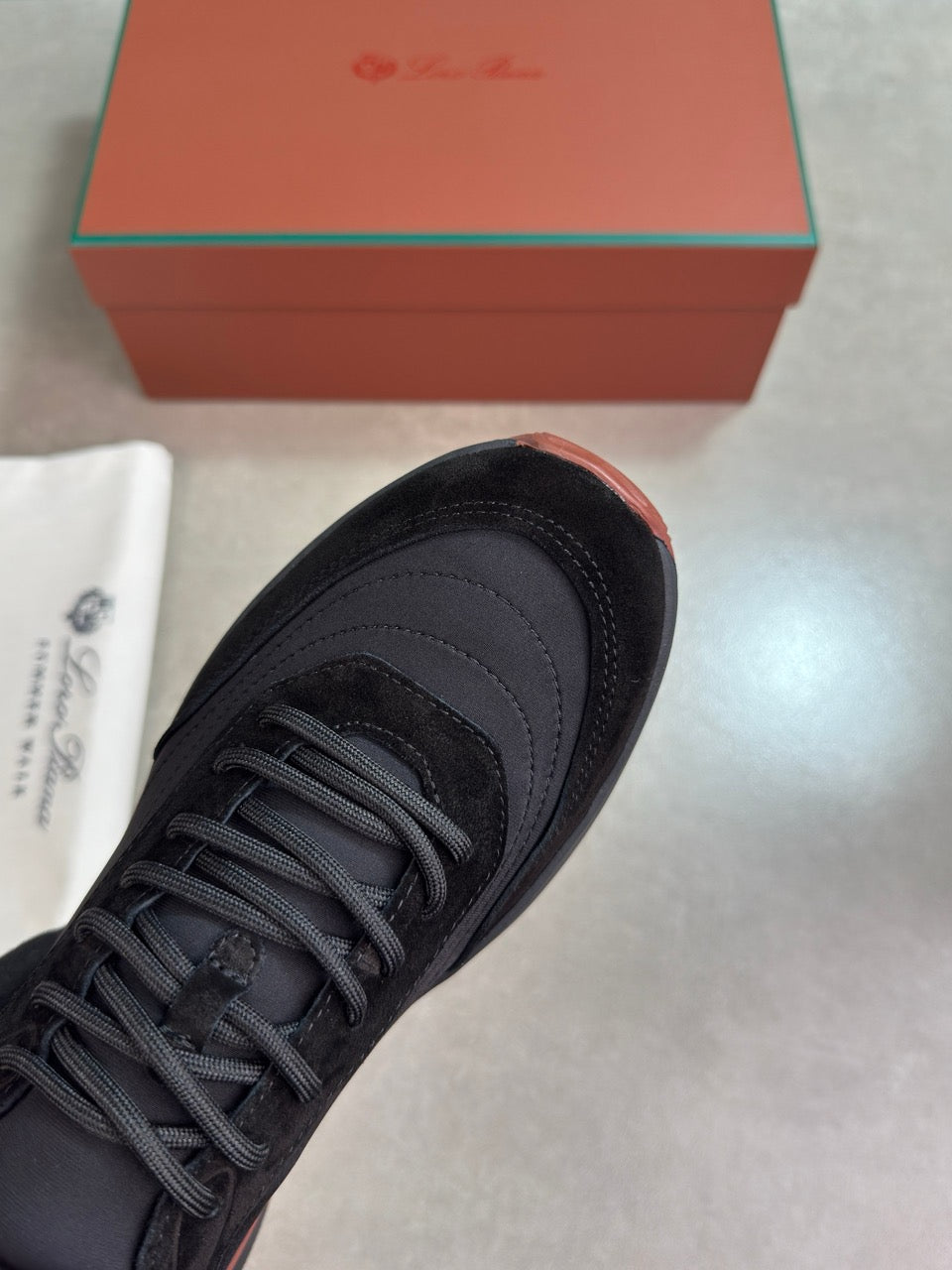 Loro all black