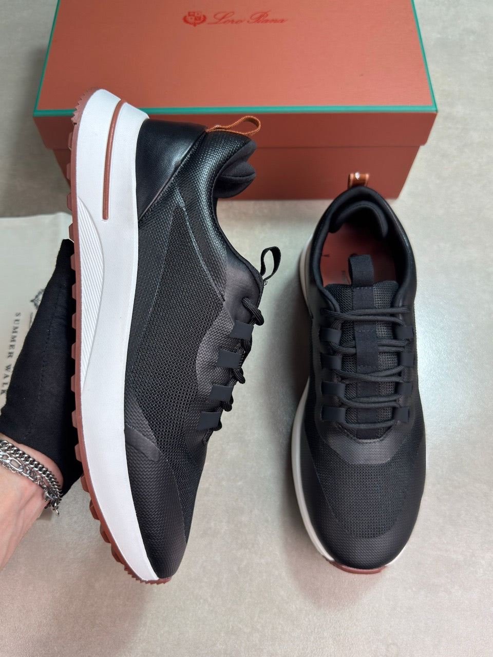 Loro all black leather