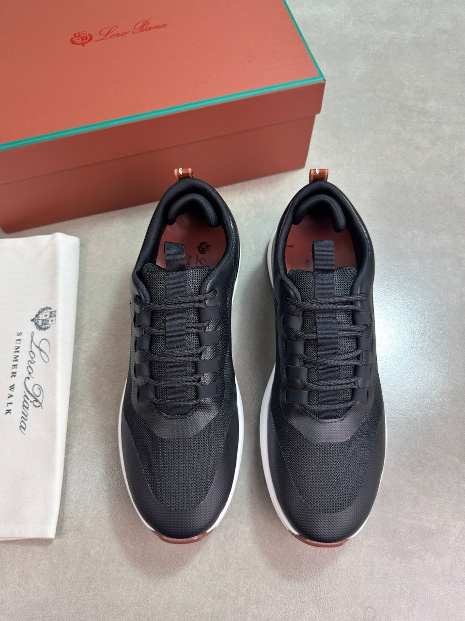 Loro all black leather