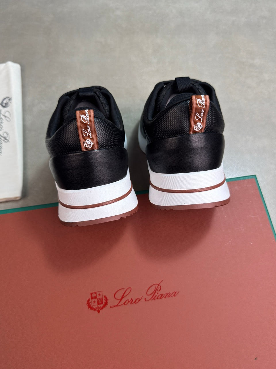 Loro all black leather