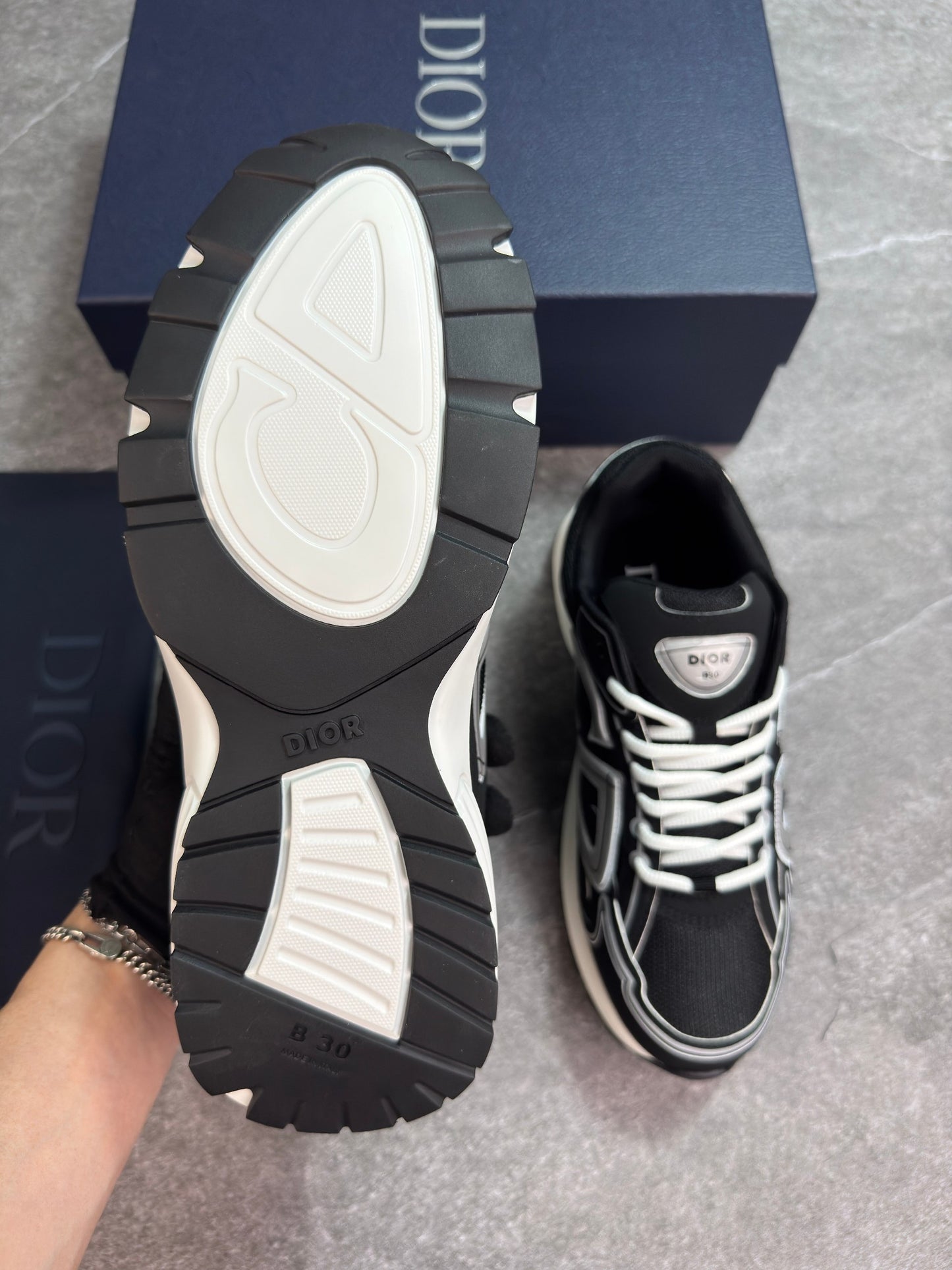 B30 white & black