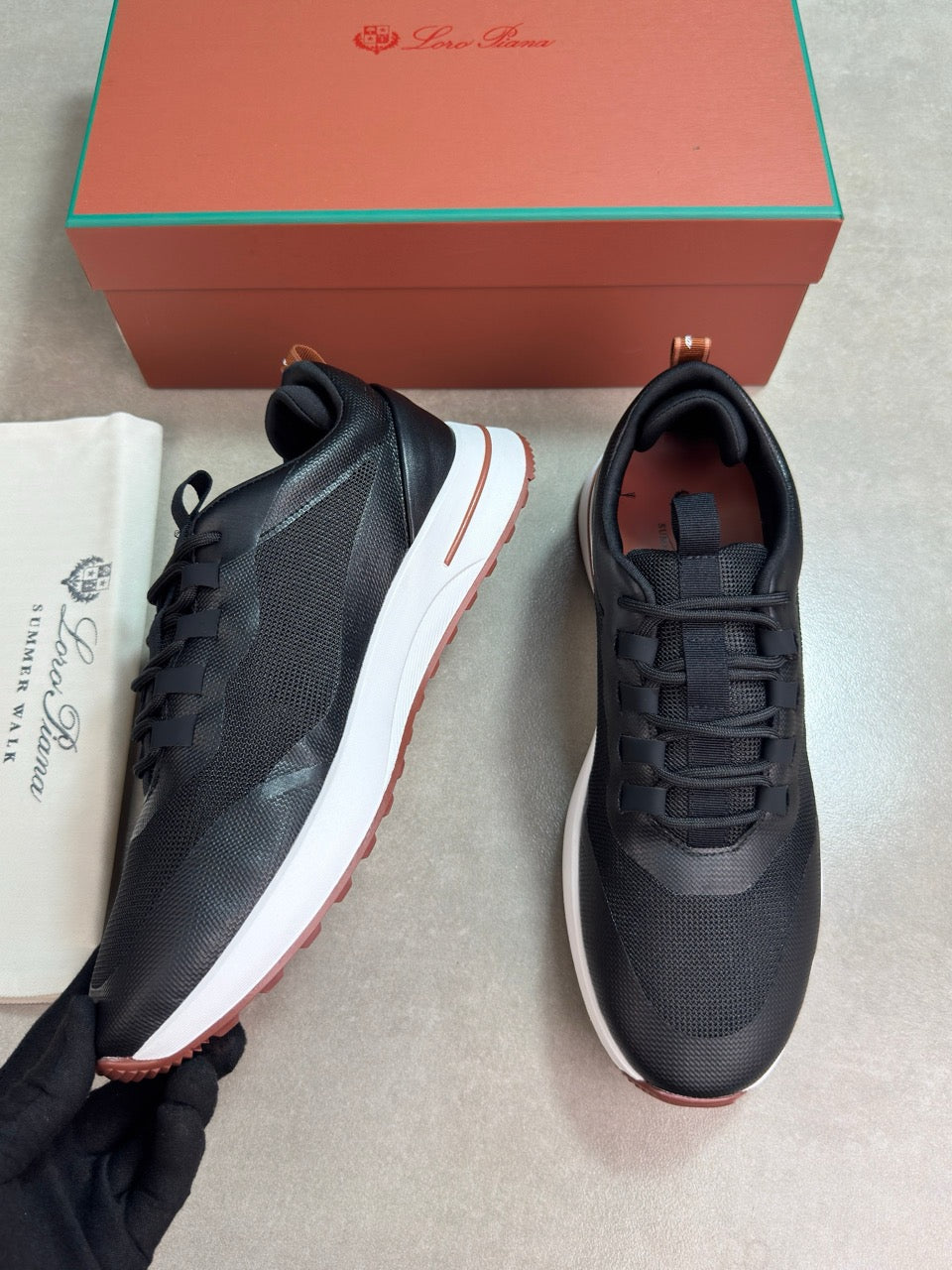 Loro all black leather