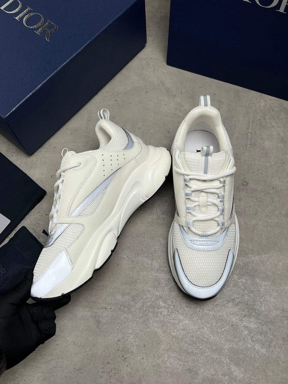 B22 white