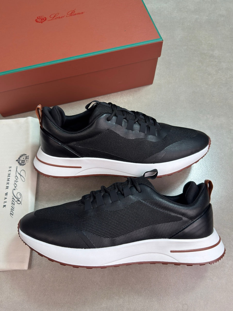 Loro all black leather