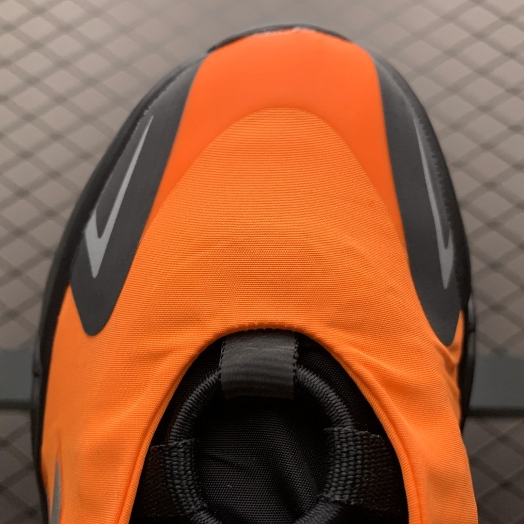 Boost 700 MNVN Orange